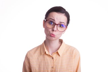 Sarı tişörtlü güzel duygusal kız ve beyaz arka planda görüş için gözlük.