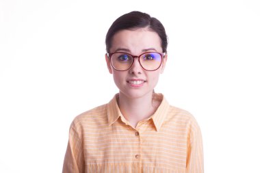 Sarı tişörtlü güzel duygusal kız ve beyaz arka planda görüş için gözlük.