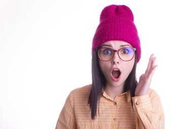 Gömlekli güzel duygusal bir kız ve beyaz arka planda pembe bir şapka.