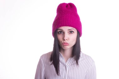 Gömlekli güzel duygusal bir kız ve beyaz arka planda pembe bir şapka.