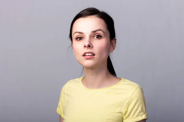 Jovem Menina Emocional Uma Camiseta Amarela Fundo Cinza — Fotografia de Stock