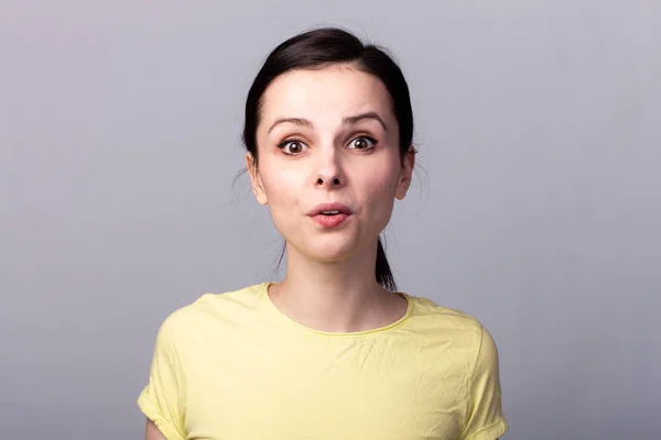 Jeune Fille Émotionnelle Dans Shirt Jaune Sur Fond Gris — Photo