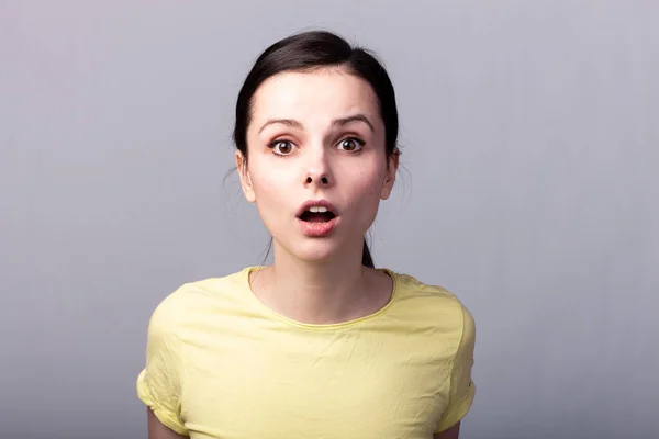 Young Emotional Girl Yellow Shirt Gray Background — Stock Photo, Image