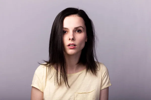 Jovem Menina Emocional Uma Camiseta Amarela Fundo Cinza — Fotografia de Stock