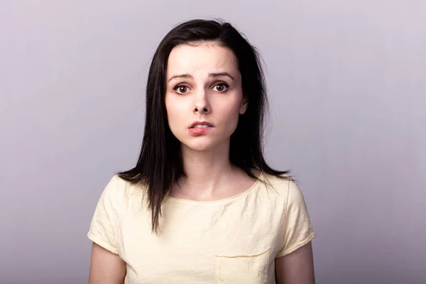 Jeune Fille Émotionnelle Dans Shirt Jaune Sur Fond Gris — Photo