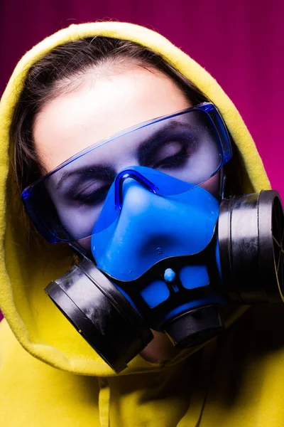 Mädchen Grünem Sweatshirt Industriemaske Und Brille — Stockfoto