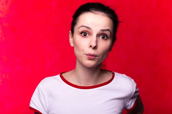Krásná Emocionální Dívka Tričku Červeném Pozadí — Stock fotografie