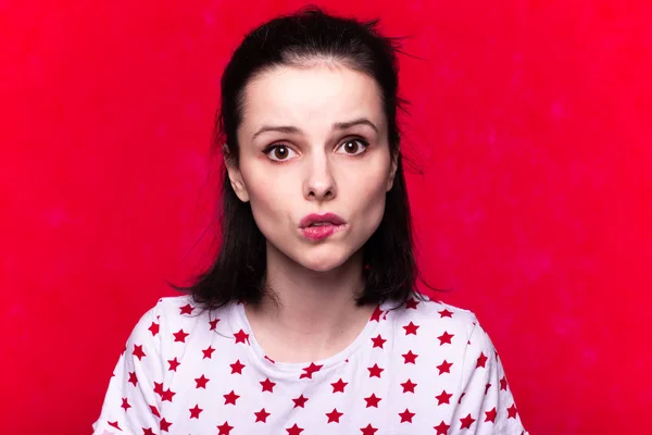 Hermosa Chica Emocional Una Camiseta Sobre Fondo Rojo —  Fotos de Stock