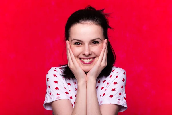 Bela Menina Emocional Uma Camiseta Fundo Vermelho — Fotografia de Stock