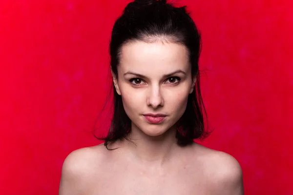 Schöne Emotionale Mädchen Auf Rotem Hintergrund Nahaufnahme Porträt — Stockfoto