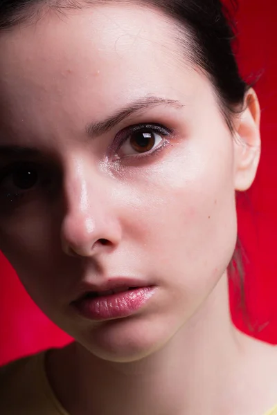 Gyönyörű Lány Egy Piros Háttér Közelkép Portré — Stock Fotó