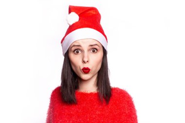 Santaclaus şapkalı, kırmızı kazaklı, kırmızı dudaklı güzel kız.