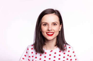 Kırmızı dudaklı, beyaz tişörtlü, kırmızı yıldızlı güzel bir kız.