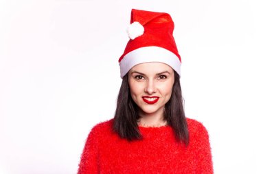 Santaclaus şapkalı, kırmızı kazaklı, kırmızı dudaklı güzel kız.