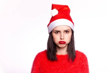 Santaclaus şapkalı, kırmızı kazaklı, kırmızı dudaklı güzel kız.