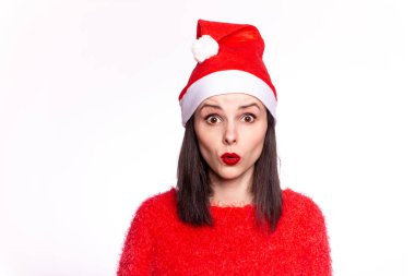 Santaclaus şapkalı, kırmızı kazaklı, kırmızı dudaklı güzel kız.