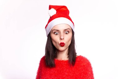 Santaclaus şapkalı, kırmızı kazaklı, kırmızı dudaklı güzel kız.