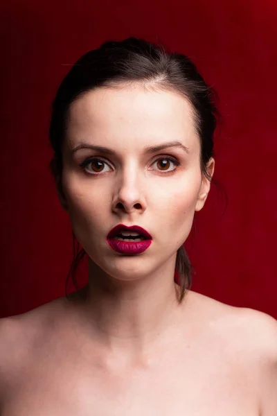 Hermosa Chica Con Lápiz Labial Rojo Los Labios Fondo Rojo — Foto de Stock