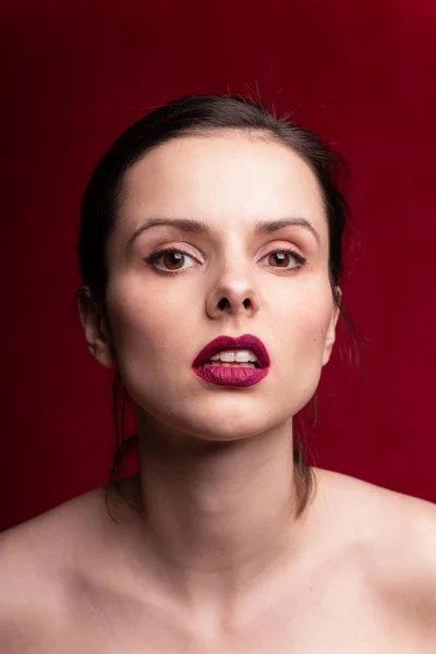 Hermosa Chica Con Lápiz Labial Rojo Los Labios Fondo Rojo — Foto de Stock