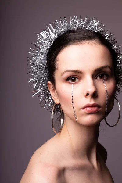 Mooi Meisje Een Briljante Rand Met Strass Steentjes Haar Gezicht — Stockfoto