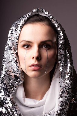 Yüzünde parlak kapüşonlu ve elmaslı güzel bir kız.