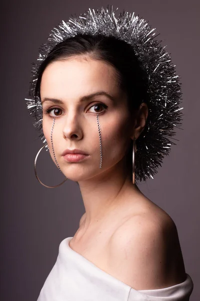 Meisje Een Witte Jurk Met Tinsel Haar Hoofd Strass Haar — Stockfoto