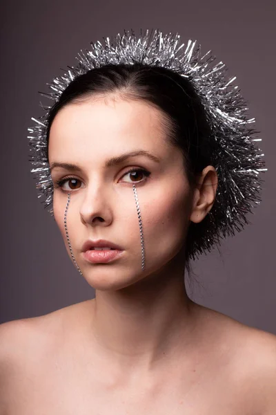 Mooi Meisje Een Briljante Rand Met Strass Steentjes Haar Gezicht — Stockfoto