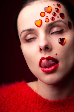 Yüzünde gözlük olan kırmızılı kız.