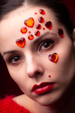 Yüzünde gözlük olan kırmızılı kız.