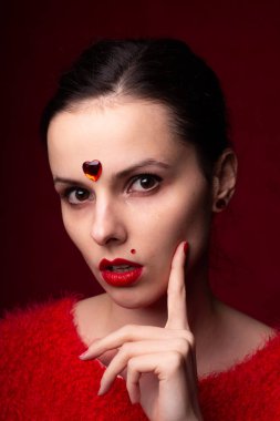 Kırmızılı güzel bir kız, alnında bir kalp, duygusal bir portre