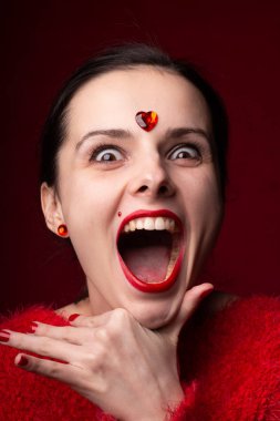 Kırmızılı güzel bir kız, alnında bir kalp, duygusal bir portre