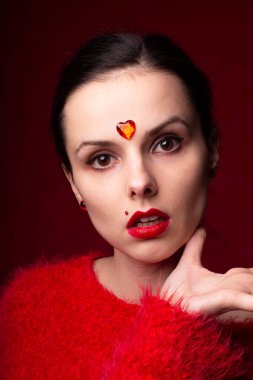 Kırmızılı güzel bir kız, alnında bir kalp, duygusal bir portre