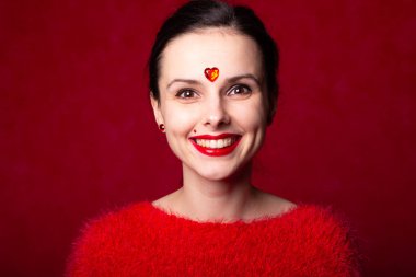 Kırmızılı güzel bir kız, alnında bir kalp, duygusal bir portre