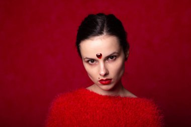 Kırmızılı güzel bir kız, alnında bir kalp, duygusal bir portre