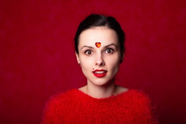 Kırmızılı güzel bir kız, alnında bir kalp, duygusal bir portre