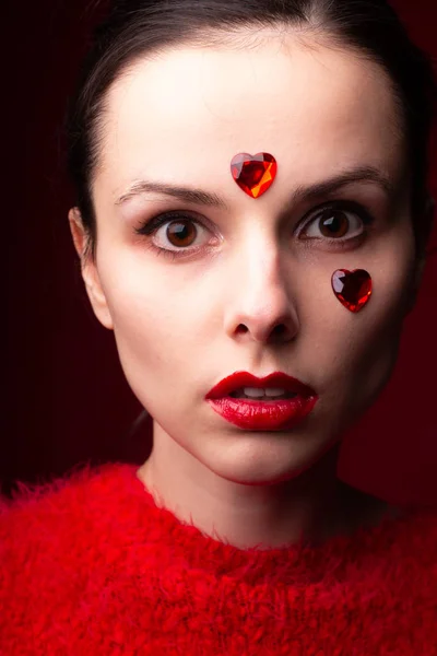 Девушка Красном Свитере Красными Губами Красным Сердцем Лице — стоковое фото