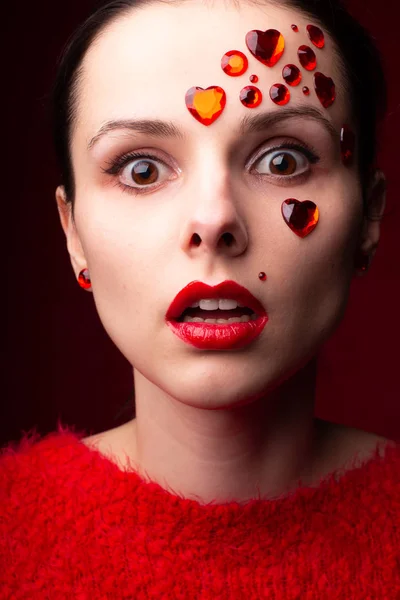 Κορίτσι Κόκκινα Γυαλιά Στο Πρόσωπό Της — Φωτογραφία Αρχείου