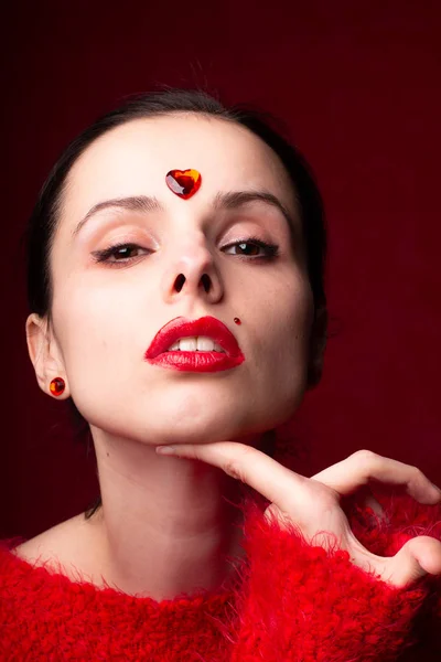Hermosa Chica Rojo Con Corazón Frente Retrato Emocional — Foto de Stock