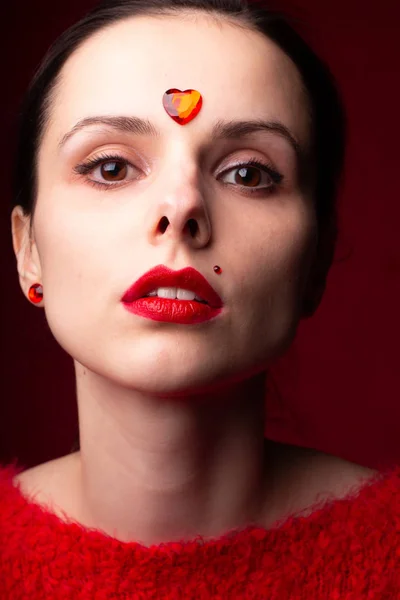 Hermosa Chica Rojo Con Corazón Frente Retrato Emocional — Foto de Stock