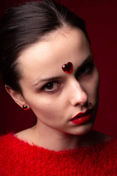 Красивая Девушка Красном Сердцем Лбу Эмоциональный Портрет — стоковое фото