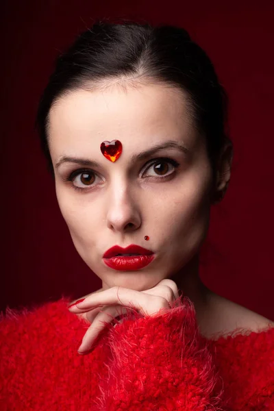 Hermosa Chica Rojo Con Corazón Frente Retrato Emocional — Foto de Stock