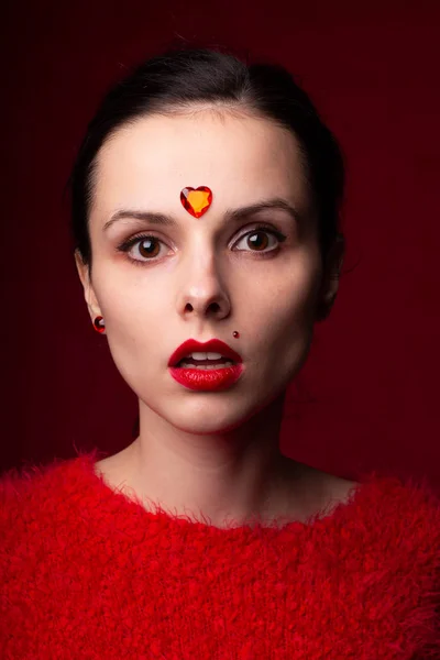 Hermosa Chica Rojo Con Corazón Frente Retrato Emocional — Foto de Stock