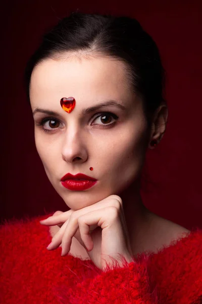 Hermosa Chica Rojo Con Corazón Frente Retrato Emocional — Foto de Stock