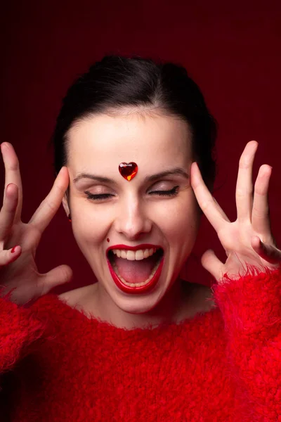 Hermosa Chica Rojo Con Corazón Frente Retrato Emocional — Foto de Stock