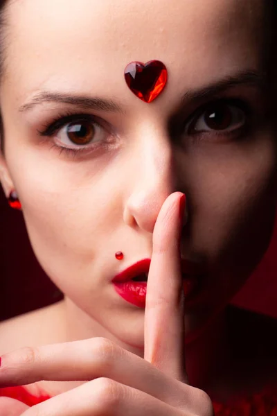 Όμορφο Κορίτσι Κόκκινα Καρδιά Στο Μέτωπο Συναισθηματικό Πορτραίτο — Φωτογραφία Αρχείου
