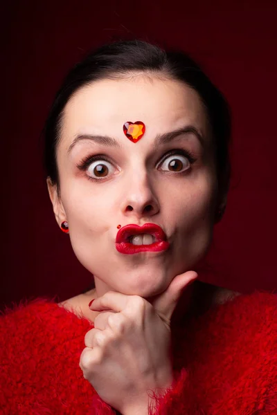 Beautiful Girl Red Heart Her Forehead Emotional Portrait — Stock Photo, Image