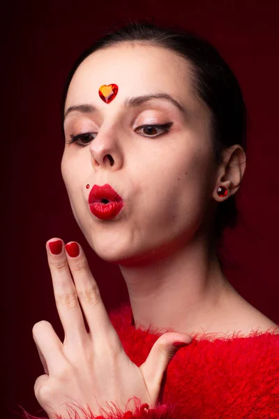 Hermosa Chica Rojo Con Corazón Frente Retrato Emocional — Foto de Stock