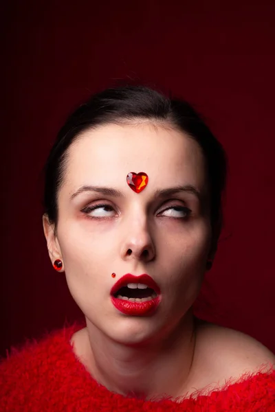 Kırmızılı Güzel Bir Kız Alnında Bir Kalp Duygusal Bir Portre — Stok fotoğraf