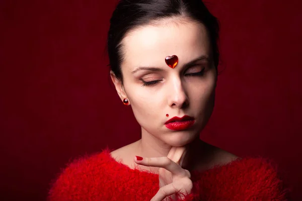 Hermosa Chica Rojo Con Corazón Frente Retrato Emocional — Foto de Stock