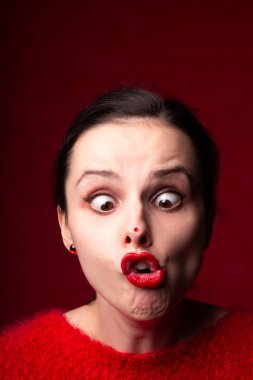 Burnunda kırmızı bir nokta olan güzel bir kız.